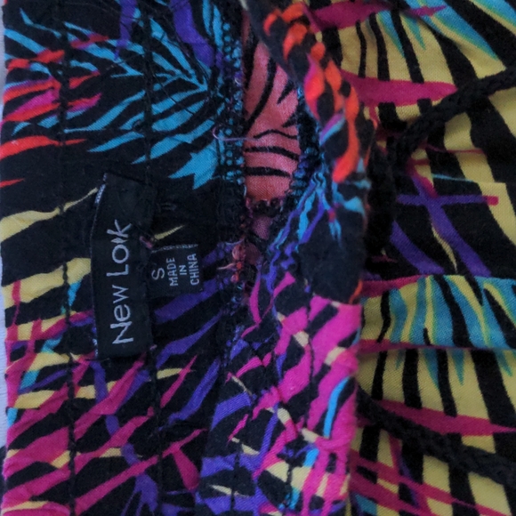 NEW LOOK (SMALL) MUTICOLOR TROPICAL CAPRI'S - Picture 4 of 4